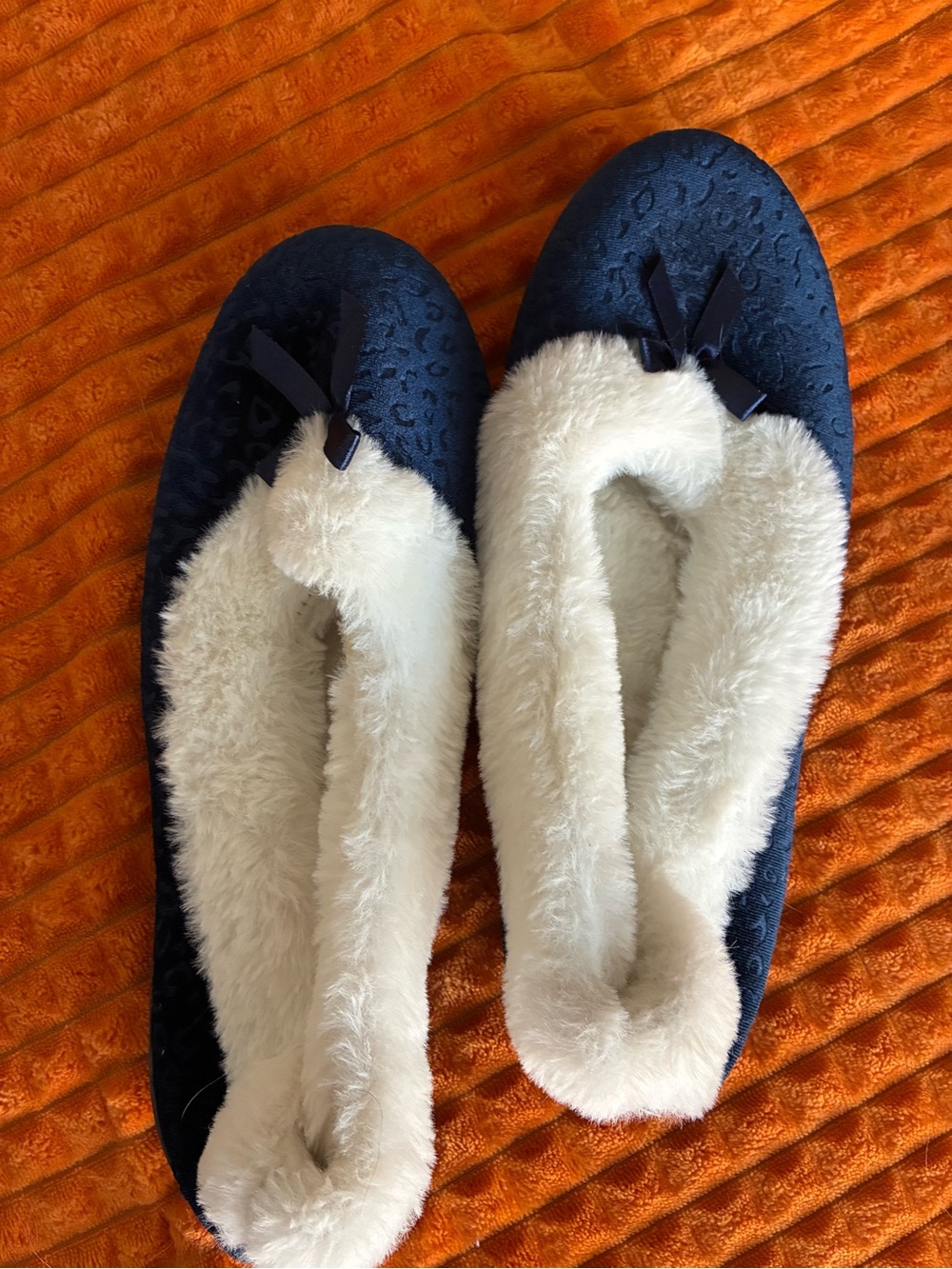 Source Unknown Navy and Cream Faux-Fur Lined Women's Slippers
